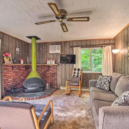 Cozy Adirondacks Cabin Walk To Lake Eaton!